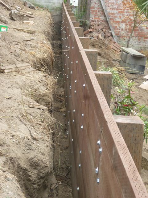 Image of redwood Retaining Wall 1:2 bolts