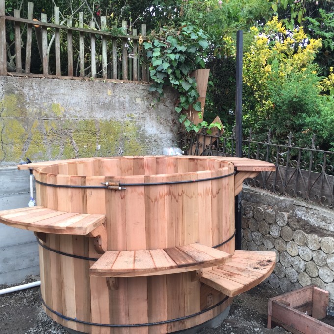 Western Red Cedar & Redwood Hot Tubs and Roll-Up Spa Covers
