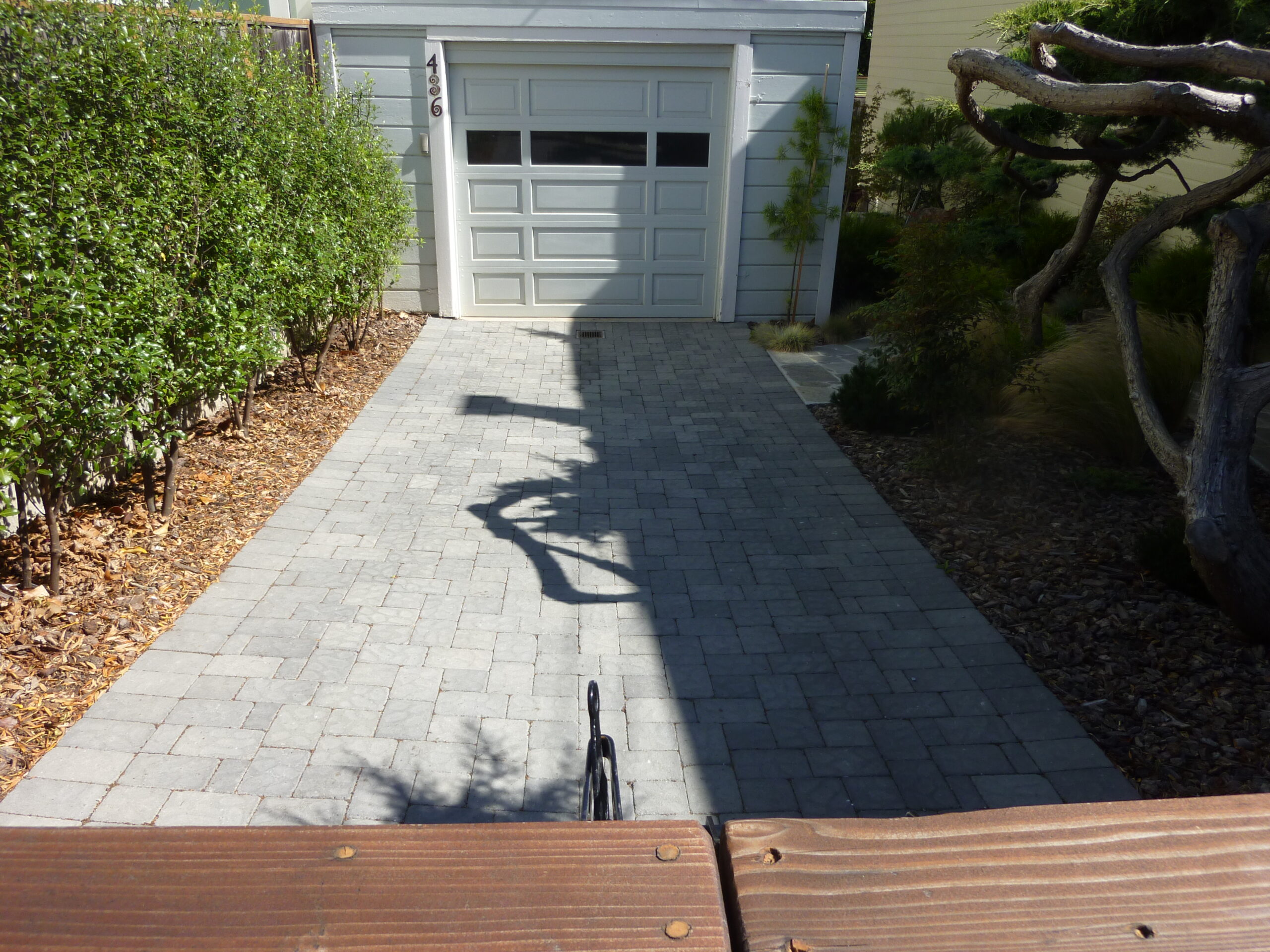 Interlocking concrete pavers